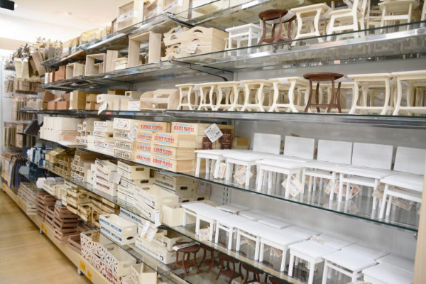百元店的商品種類繁多，從高品質的電器商品到最潮的時尚用品，一定會讓您驚喜無比。