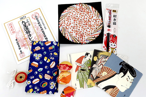 在百元店可以買到富有日本特色的商品，這使百元店成為購買紀念品饋贈親友的熱門選擇。當然，您也可以隨時為自己購買商品。